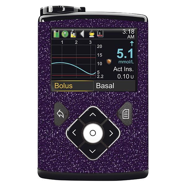 Medizinprodukt mit lila Glitzer-Design. Es zeigt ein Display mit Messwerten und Bedienelementen. Schwarze Tasten und ein Display sind sichtbar.