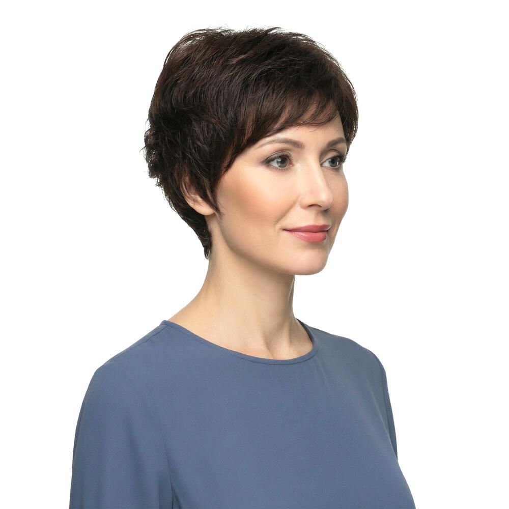 Kurzhaarperücke, braun, seitliche Ansicht einer Frau. Haarschnitt mit Pony. Frau trägt blaues Oberteil.