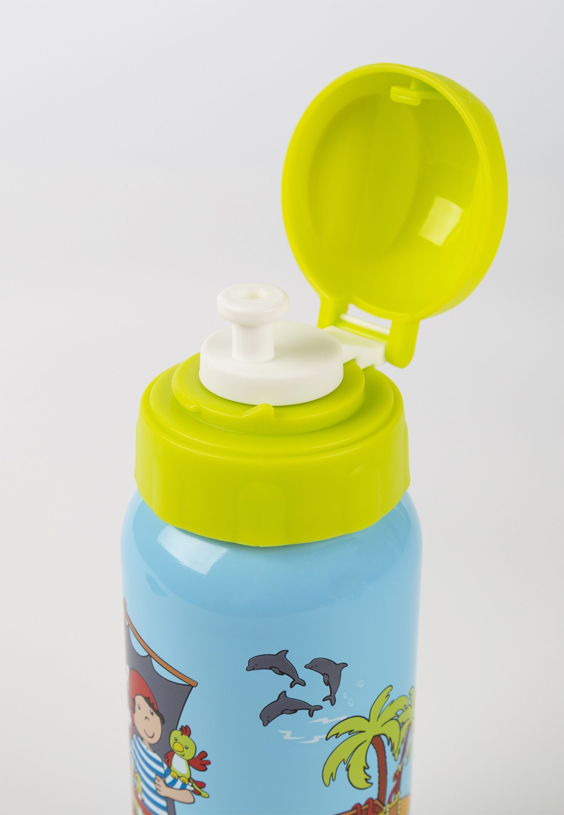 Hellblaue Trinkflasche mit geöffnetem grünem Deckel. Aufdruck: Pirat, Delfine und Palmen. Weißer Verschluss.
