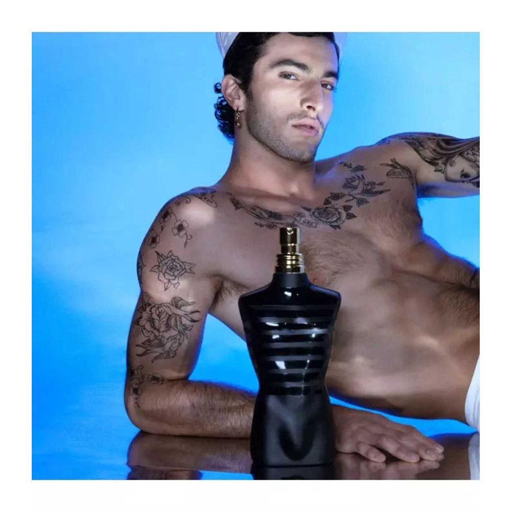 Schwarzer Flakon in Torsoform mit goldfarbenem Verschluss. Mann mit Tattoo und Matrosenmütze.