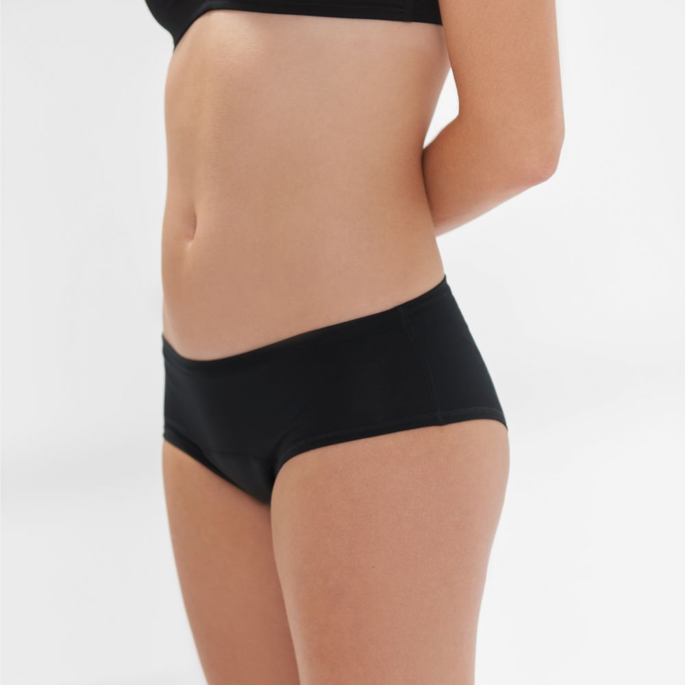 Schwarze Periodenunterwäsche. Seitliche Ansicht. Klassisches Modell. TENCEL™ Lyocell. XL.