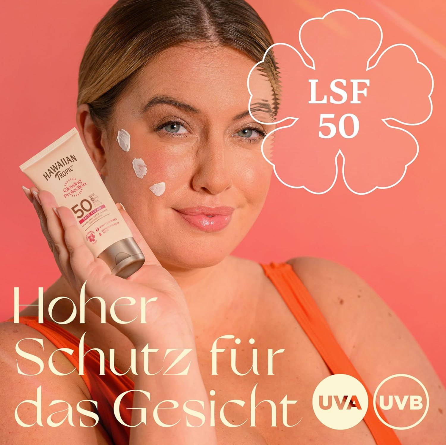 Frau hält Sonnencreme-Tube. Marke: Hawaiian Tropic. LSF 50. Gesichtspflege. Hoher Schutz. UVA/UVB.