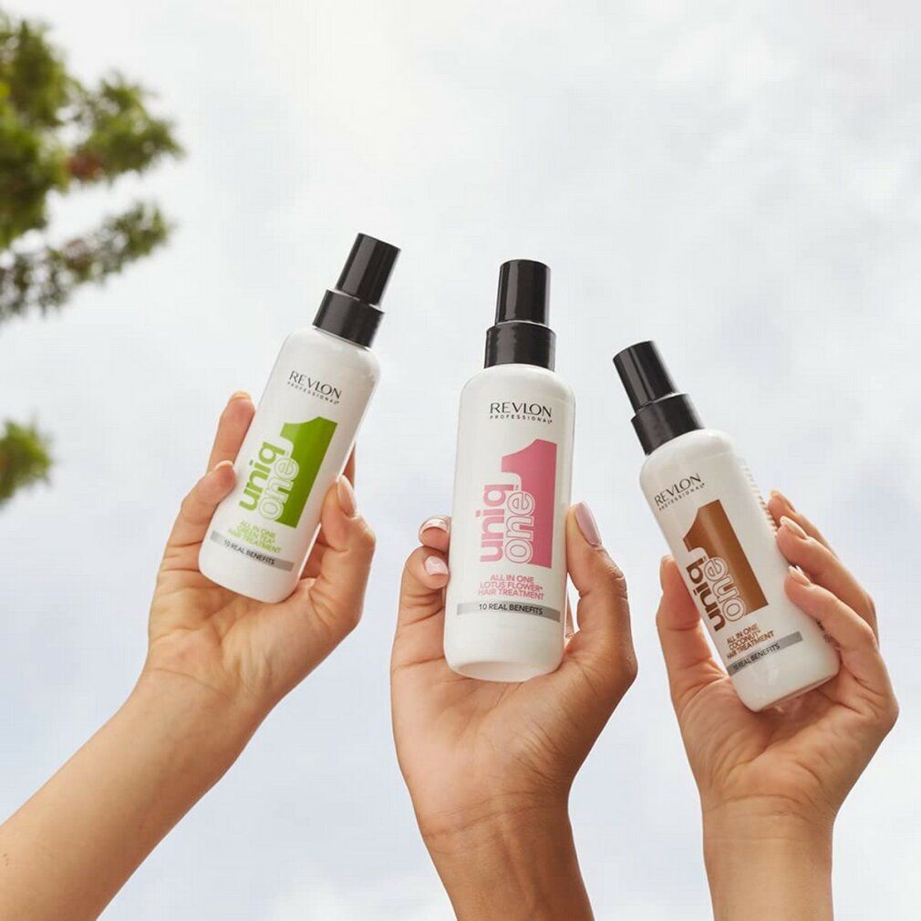 Drei Sprays mit schwarzem Sprühkopf. Aufschrift: Revlon Professional Uniq One Hair Treatment. Unterschiedliche Farben.