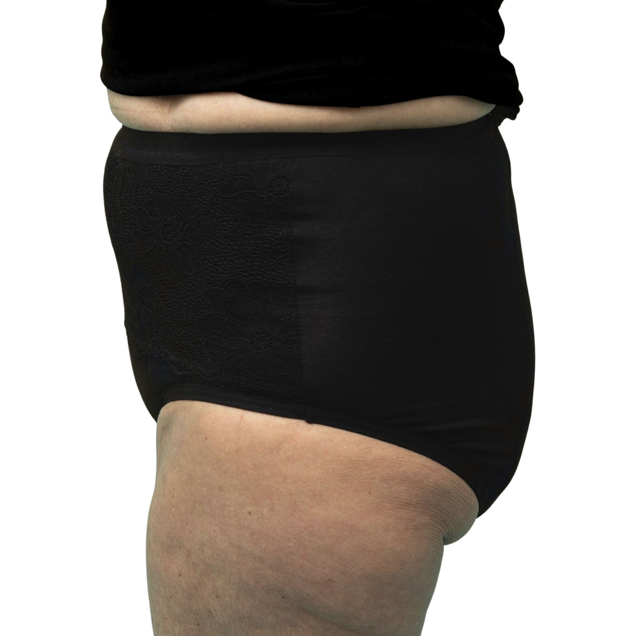 Seitenansicht einer Frau, die einen schwarzen Inkontinenzslip trägt. Hoher Bund, bedeckt den Bauch.