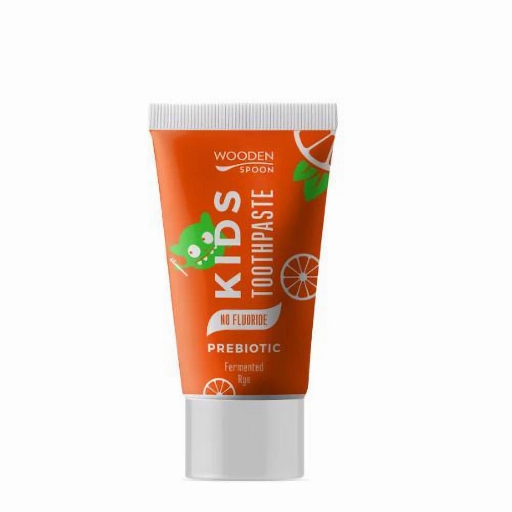 Orange Tube mit weißem Verschluss. Aufschrift: KIDS TOOTHPASTE, PREBIOTIC, NO FLUORIDE. Mit Illustrationen.