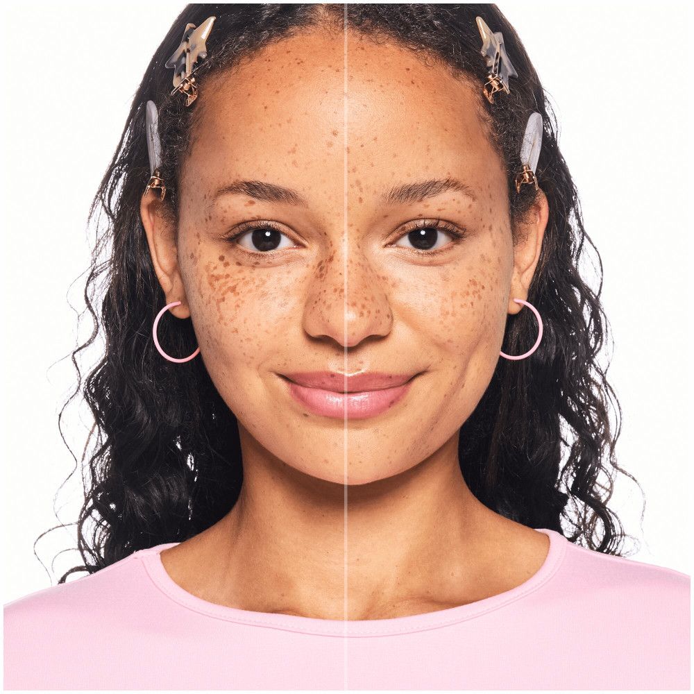 Gesicht einer Frau, vor und nach dem Auftragen von Make-up. Sie trägt ein rosa Oberteil.