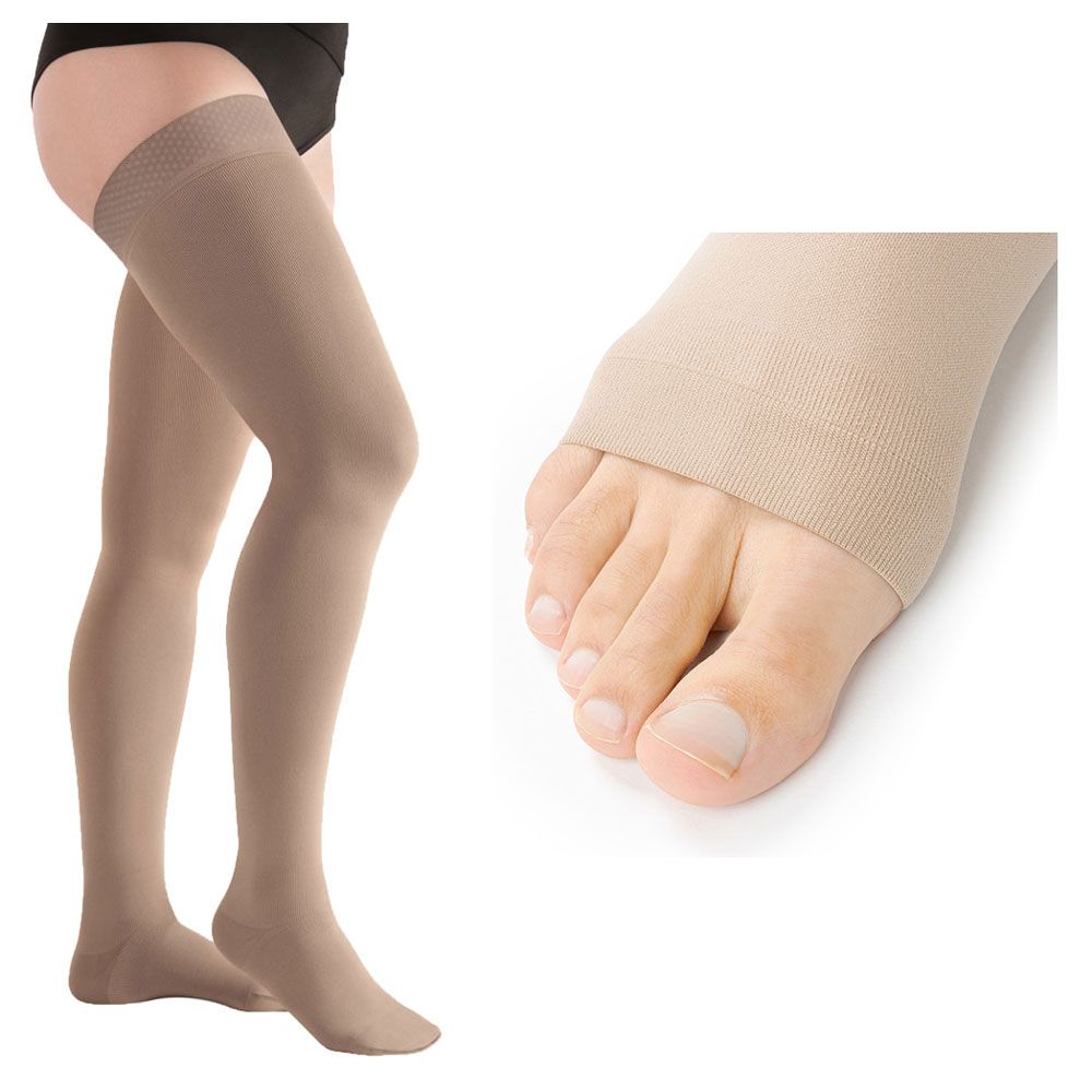 Hautfarbene Kompressionsstrümpfe, offen an den Zehen. Beinmodell mit Kompression. Nahaufnahme des Fußes.