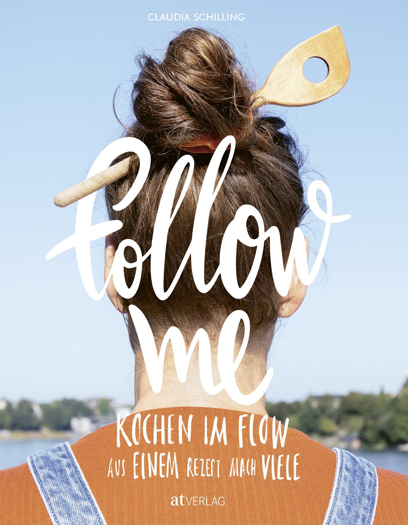 Buchcover mit Titel "Follow me". Autorin: Claudia Schilling. Kochbuch mit Schriftzug vor dem Hintergrund einer Person.