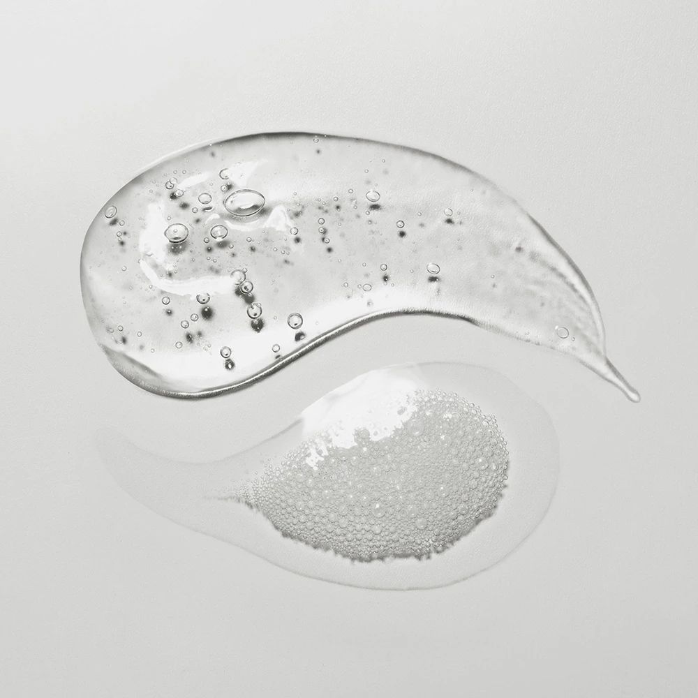 Zwei Tropfen Gel. Ein Tropfen mit Blasen. Auf hellem Hintergrund.