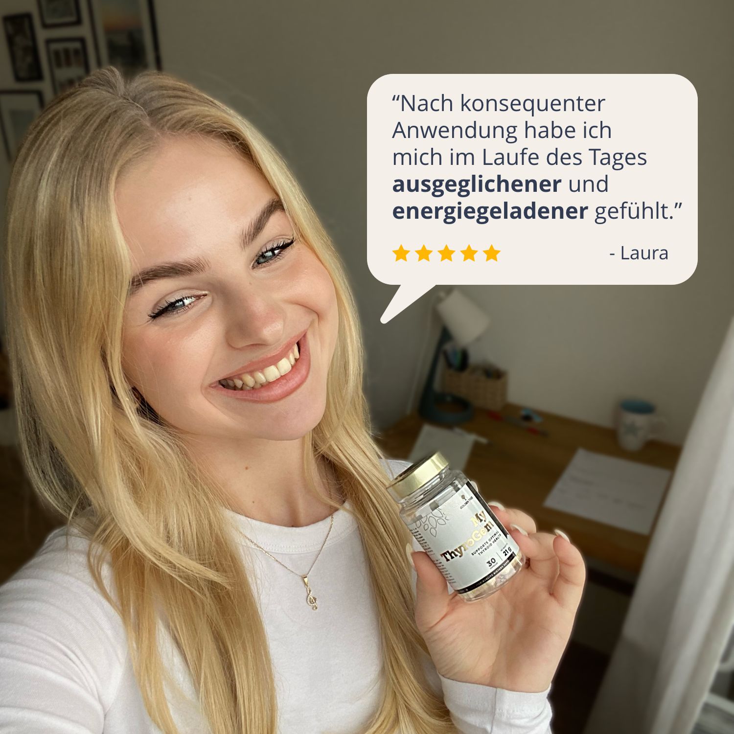 Frau hält Golden Tree My ThyroGem Dose. Zitat: "ausgeglichener und energiegeladener".