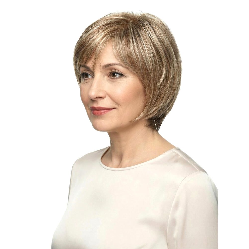 Perücke Nizza von DELUXE. Blond-braune Kurzhaarperücke mit Seitenscheitel. Frau trägt die Perücke.