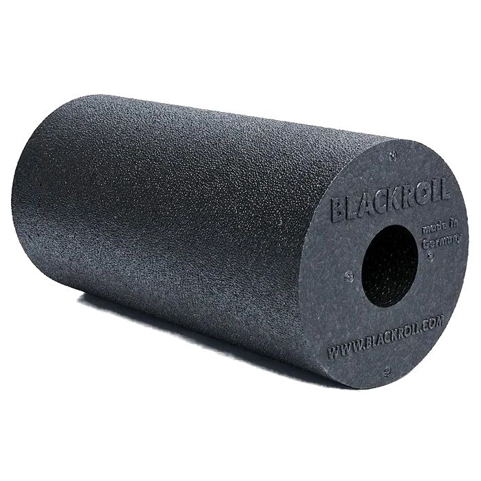 Schwarze Faszienrolle. Zylindrische Form, Herstellerlogo auf der Stirnseite. Hergestellt in Deutschland.