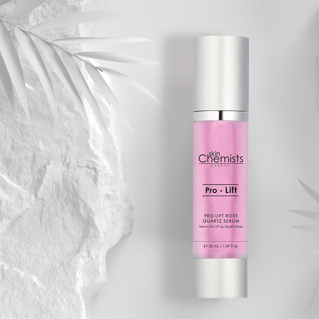 Rosa Serumflasche mit silbernem Deckel. Text: SkinChemists, Pro-Lift, Pro Lift Rose Quartz Serum. Auf weißem Hintergrund.