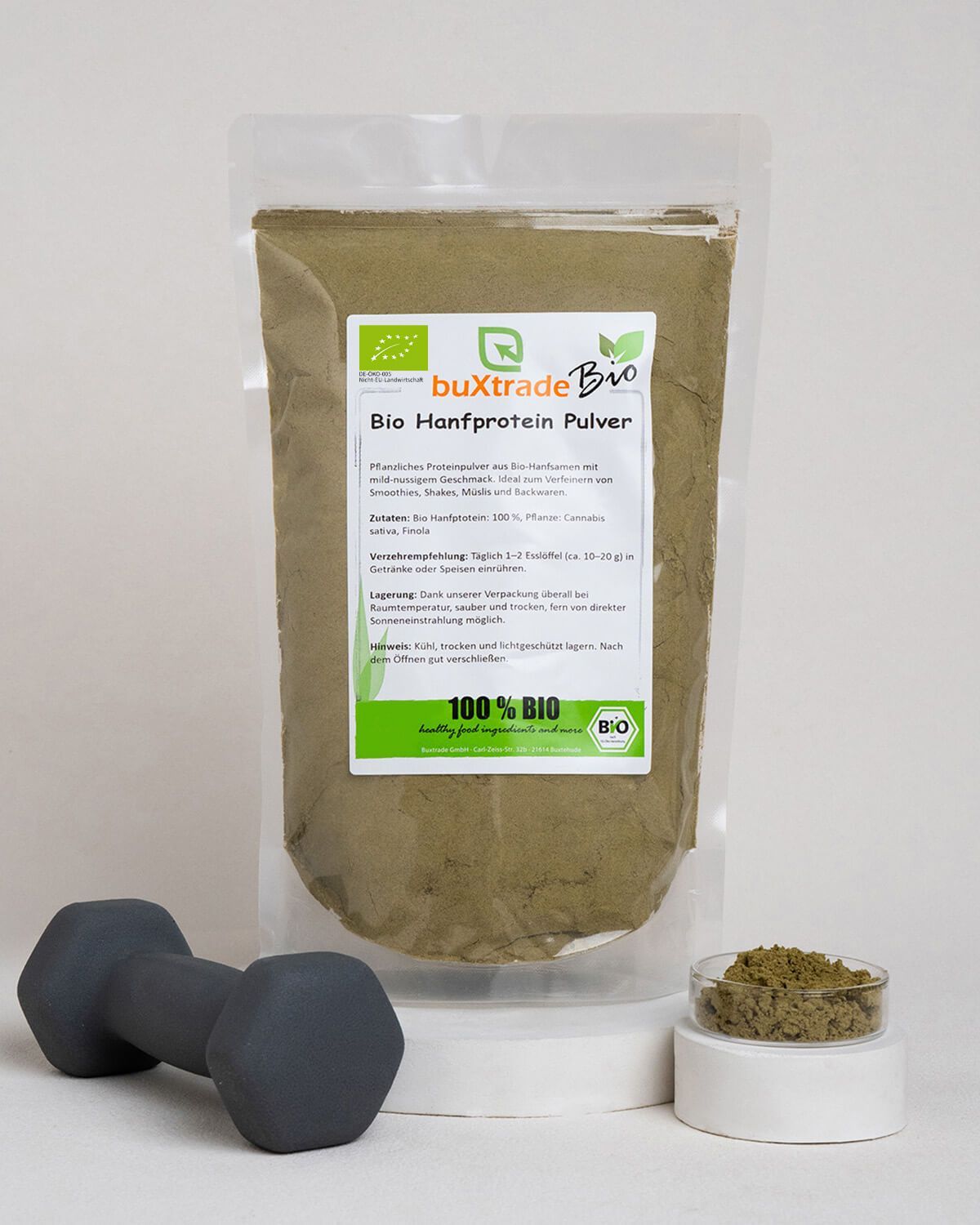 Bio Hanfprotein Pulver mit Hantel und kleinem Behälter mit Pulver.