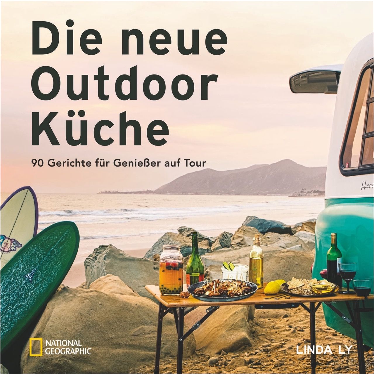Buchcover: "Die neue Outdoor Küche". Titel in Großbuchstaben. 90 Gerichte für Genießer auf Tour. National Geographic Logo.