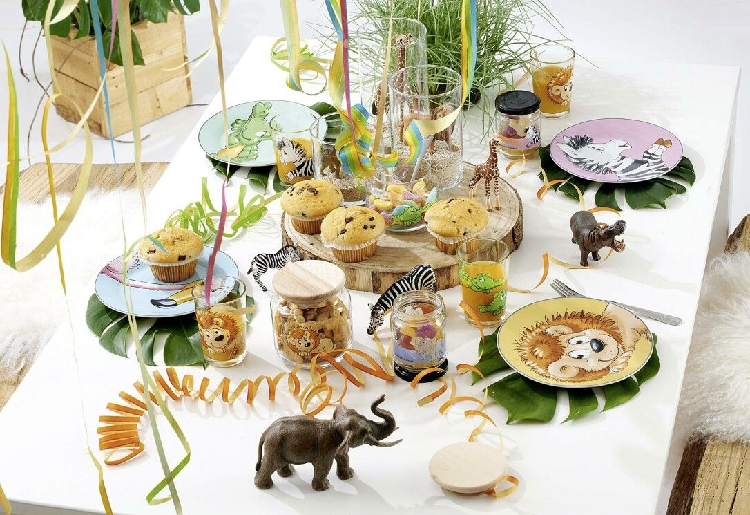 Tischdekoration mit Happy Zoo Geschirr. Teller, Becher, Gläser, Muffins, Figuren. Verschiedene Tiermotive. Girlande und Dekoration.