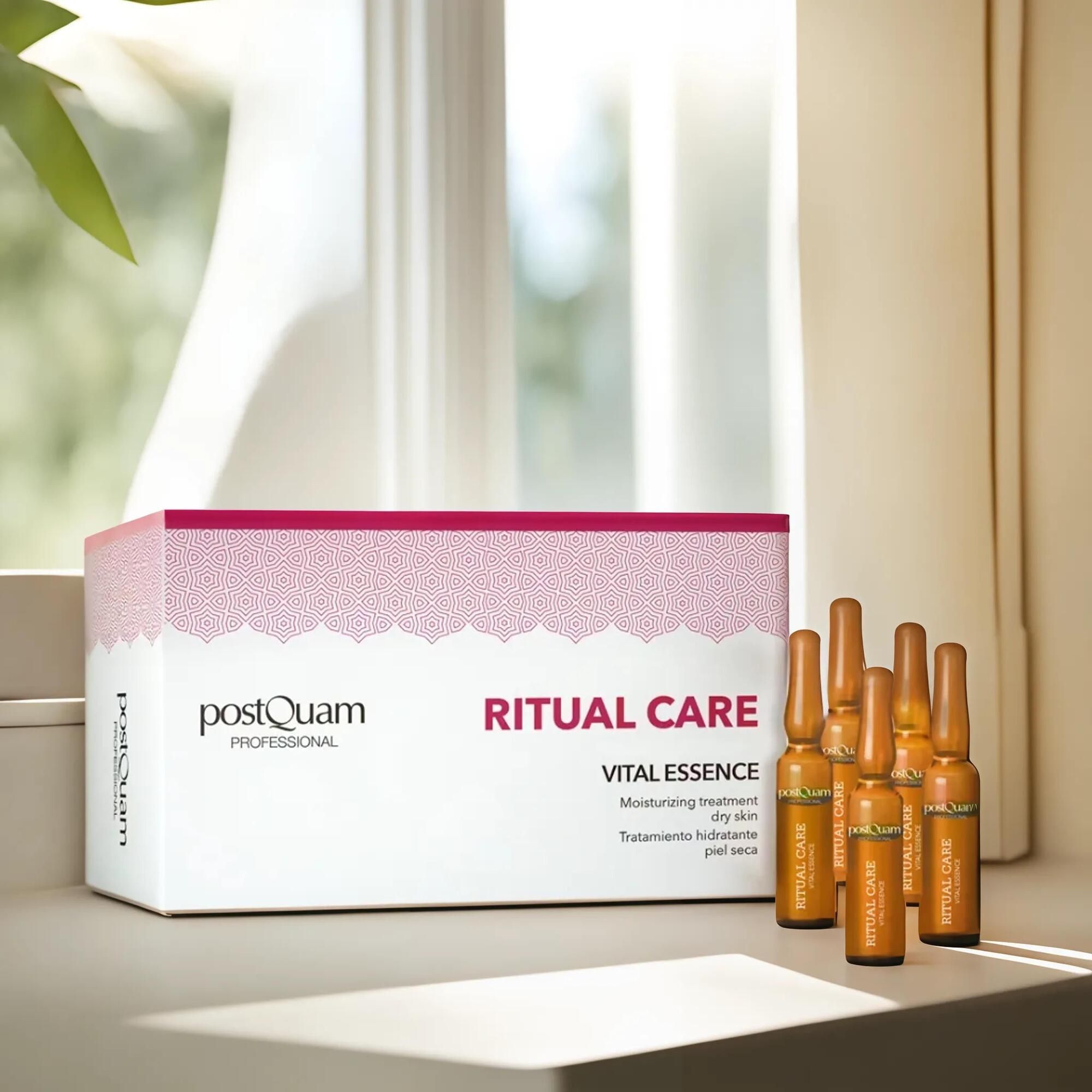 PostQuam Vital Essence. Karton und Ampullen auf Fensterbank. Aufschrift: Ritual Care, Vital Essence, Moisturizing treatment dry skin.