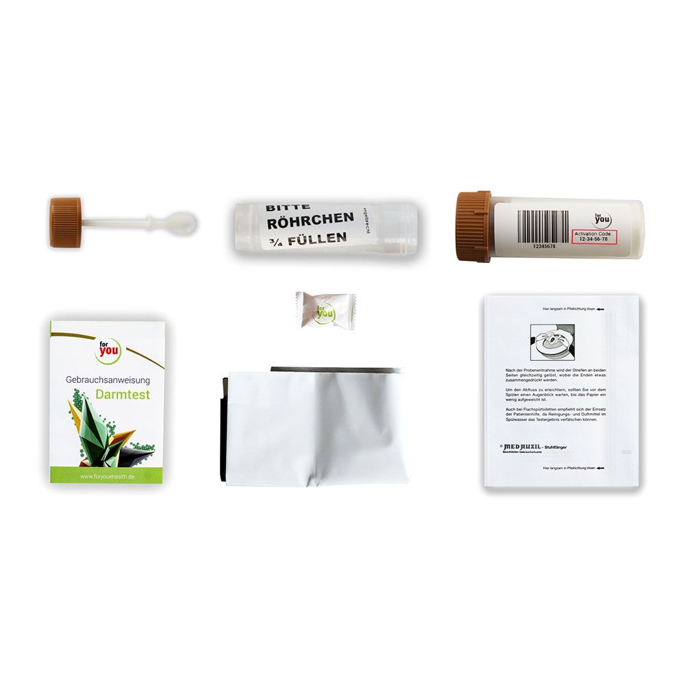 Test-Kit-Komponenten: Röhrchen, Wattestäbchen, Beutel, Anweisungen. Aufschrift: Bitte % Füllen.