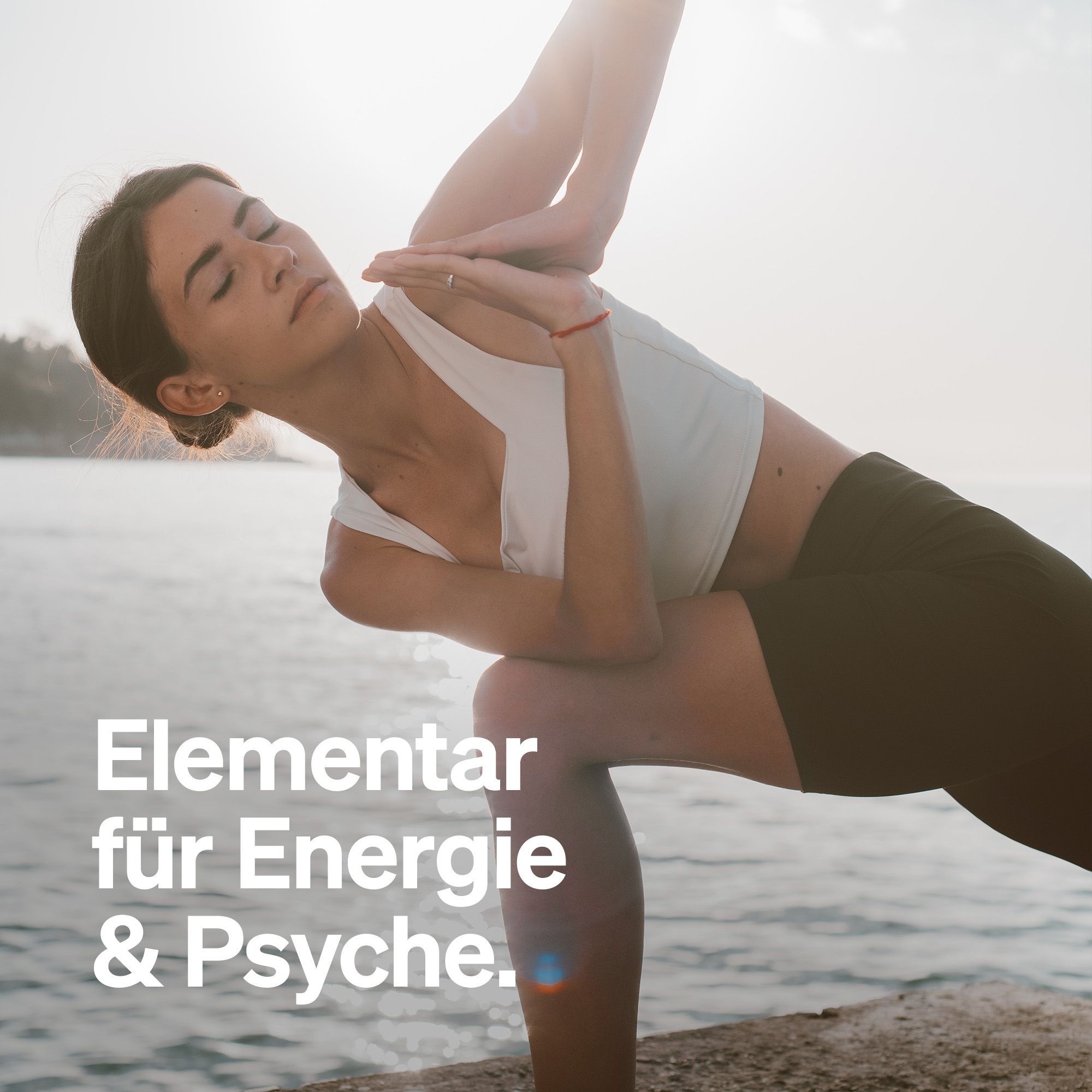 Person in Yoga-Pose am Meer. Text: Elementar für Energie & Psyche.