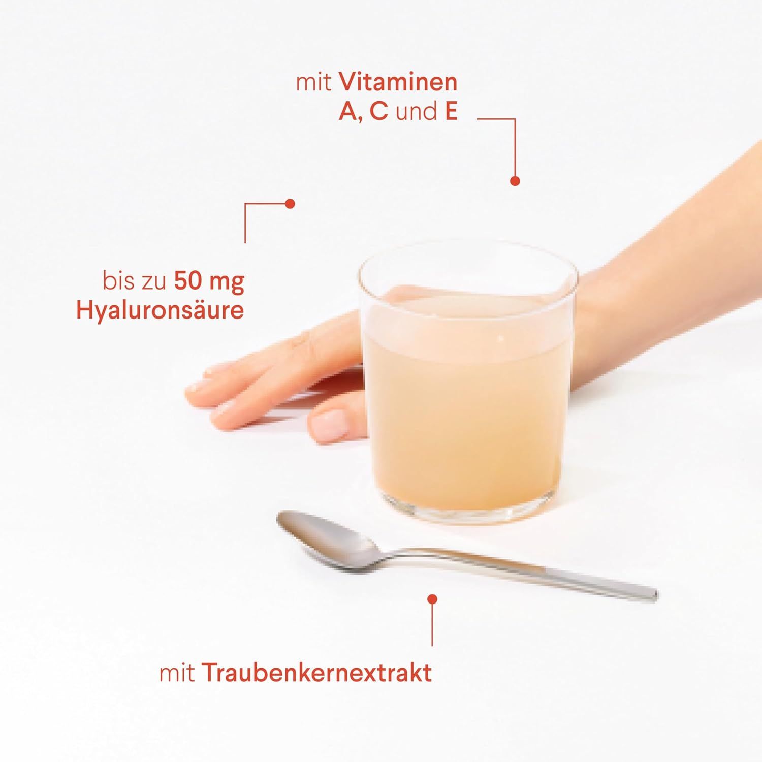 Glas mit Flüssigkeit und Löffel. Text: Mit Vitaminen A, C und E. Bis zu 50 mg Hyaluronsäure. Mit Traubenkernextrakt.