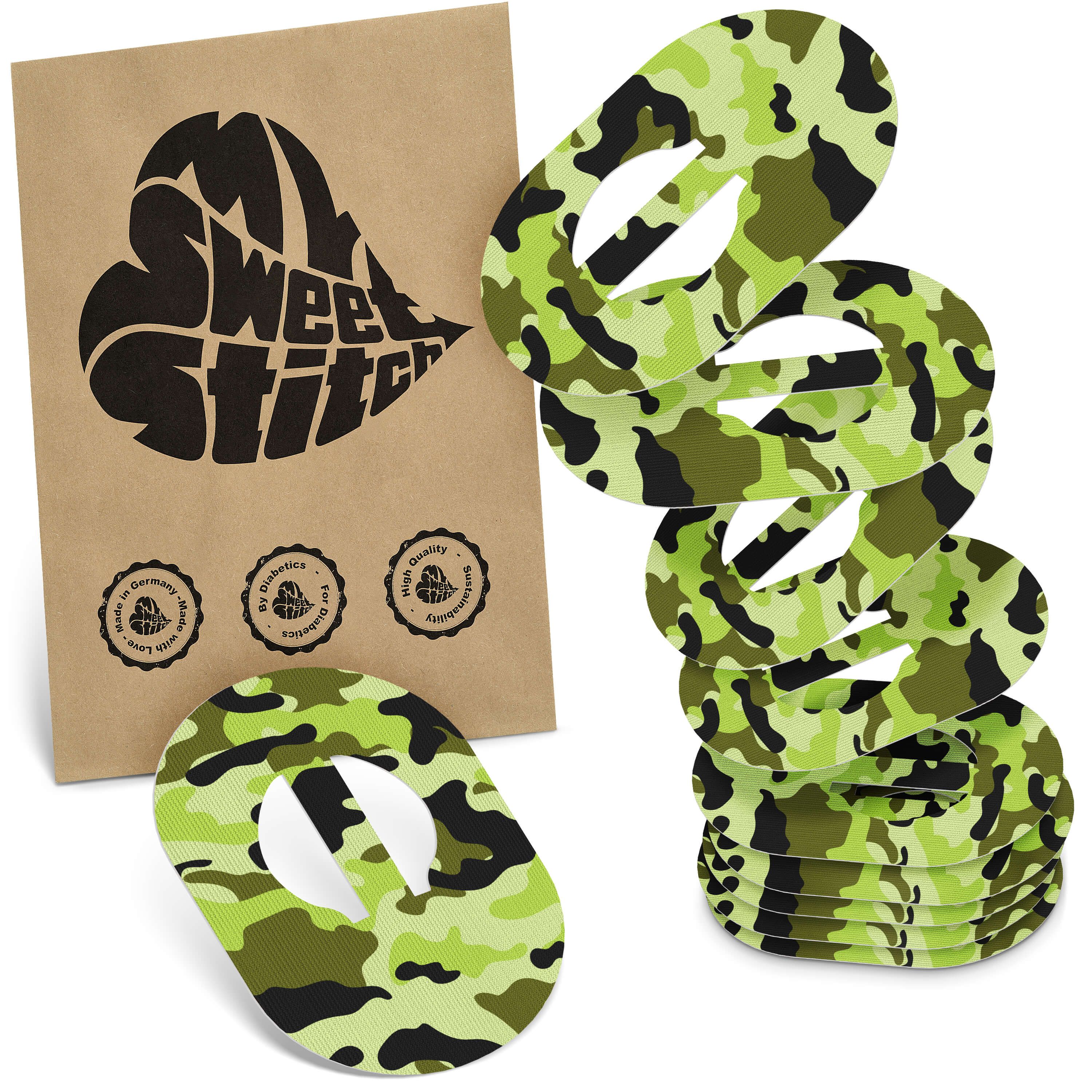 Packung mit ovalen Aufklebern im Tarnmuster. Aufkleber neben einer braunen Papiertüte mit Logo.