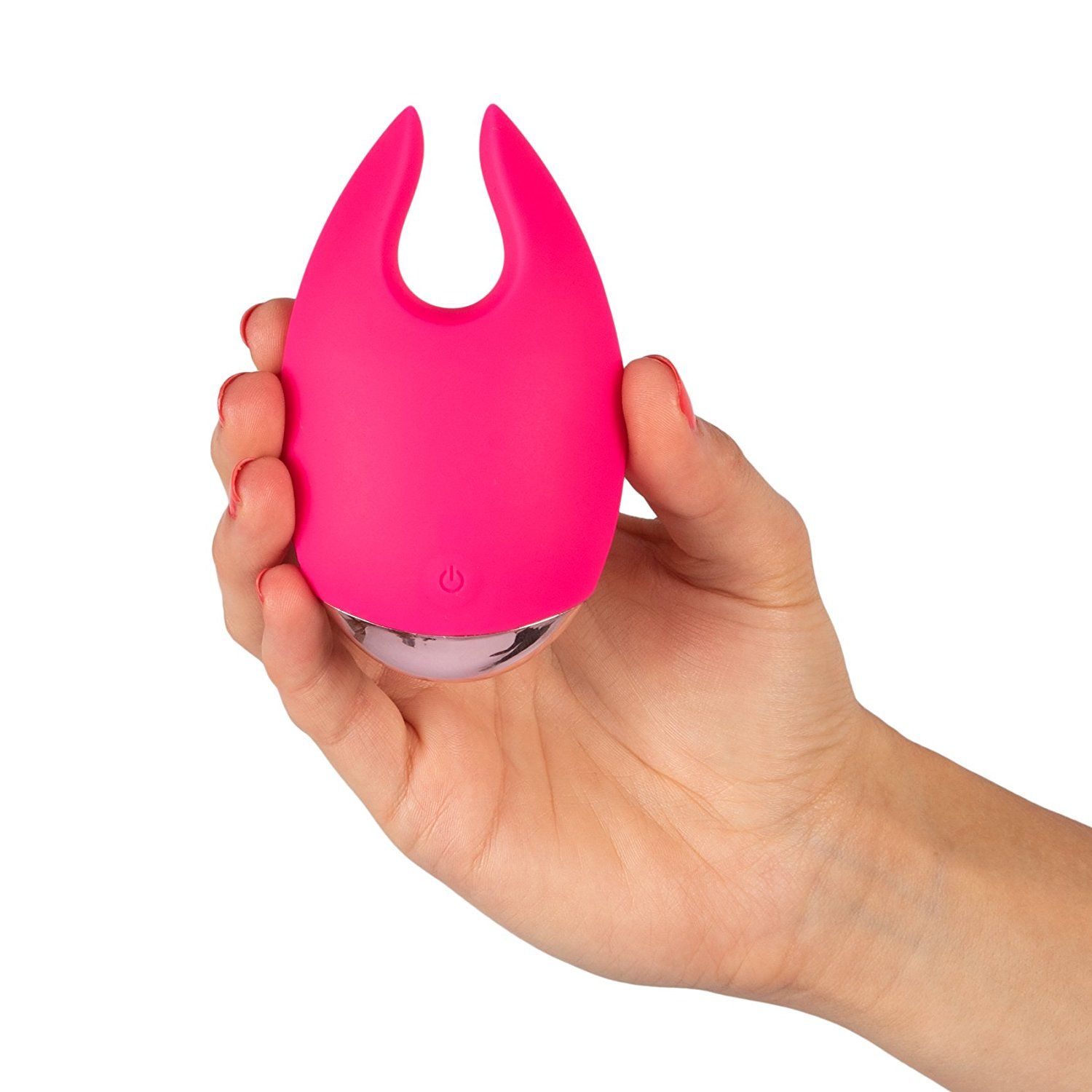 Rosa Silikon-Stimulator in Hand gehalten. Tropfenform mit Öffnung. Silberfarbene Unterseite. Power-Taste.