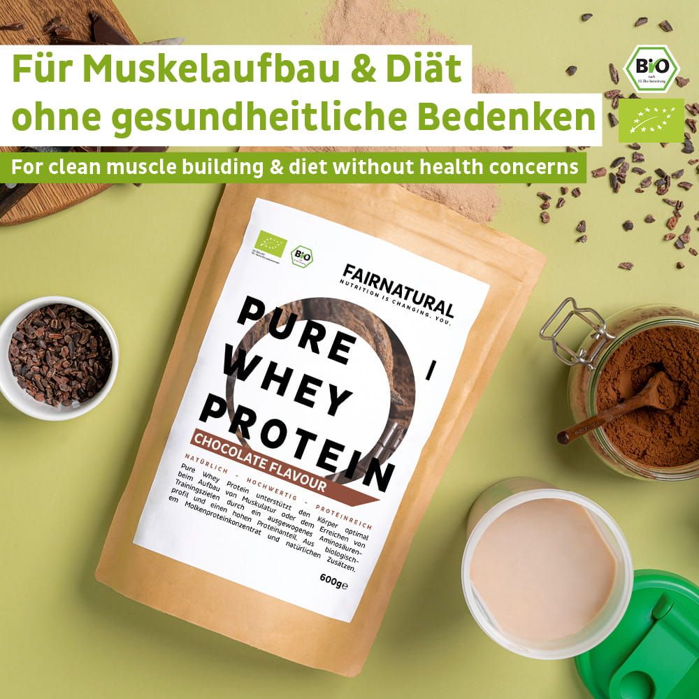 FAIRNATURAL Bio Whey Protein Schoko: Beutel mit Pulver, Kakaonibs, Kakaopulver und einem Becher mit Shake.
