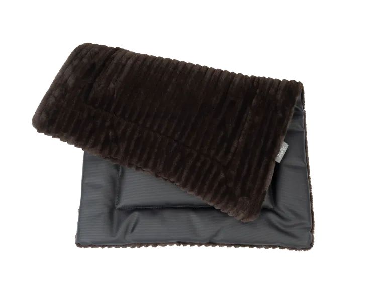 Gefütterte Liegedecke, braune Oberseite, schwarze Unterseite. Rechteckige Form.