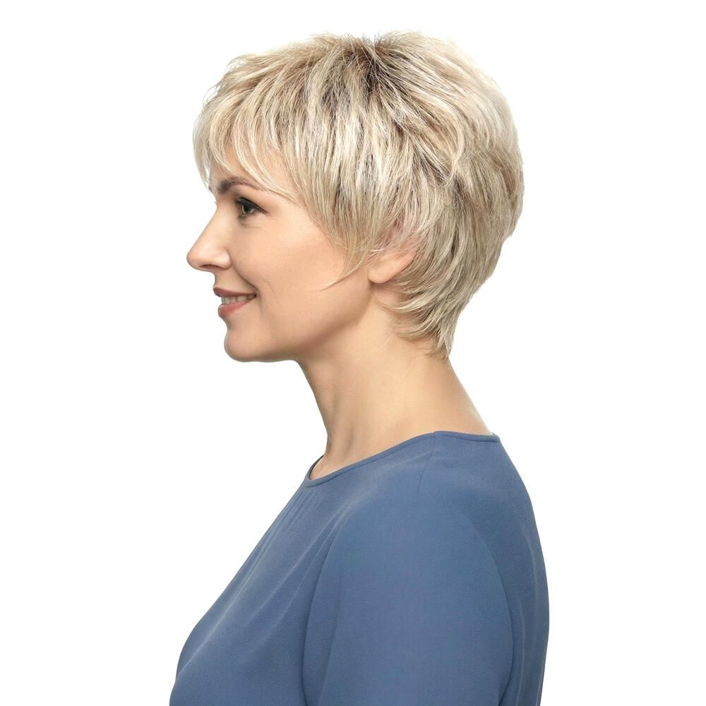 Seitenansicht einer Frau mit blondierter Kurzhaarperücke. Die Perücke hat einen kurzen, gestuften Schnitt. Die Frau trägt ein blaues Oberteil.