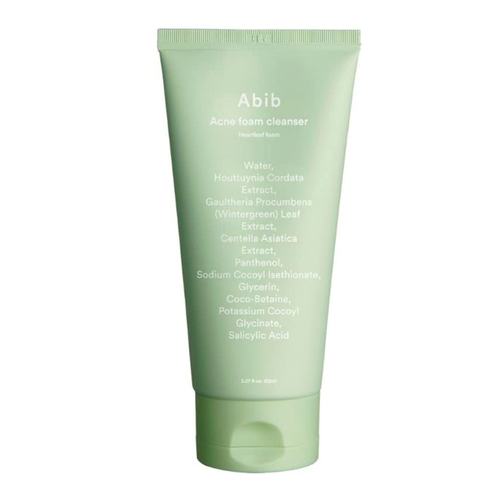 Grüne Tube mit Aufschrift "Abib Acne foam cleanser". Enthält Inhaltsstoffe wie Wasser, Gaultheria Procumbens und Salicylsäure.