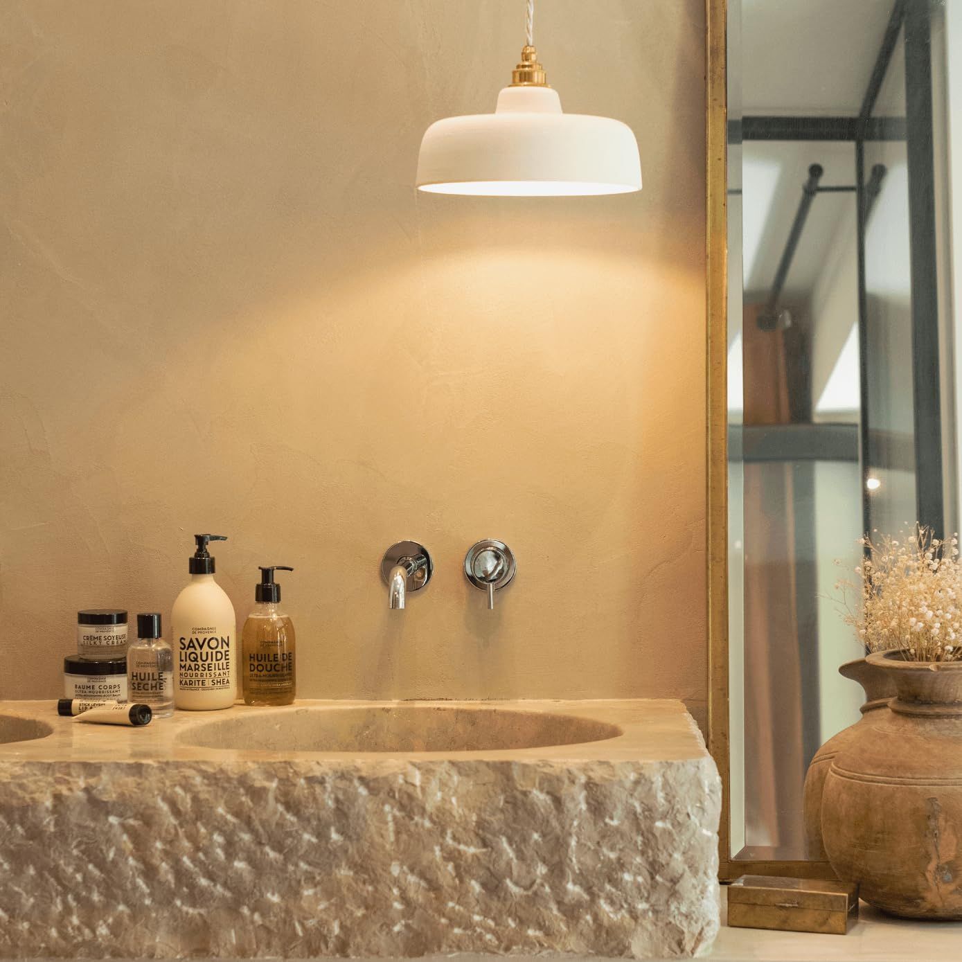 Badezimmer-Szene mit Waschbecken und Produkten. Flaschen mit Pumpköpfen. Text: Savon Liquide Marseille, Karité/Shea.