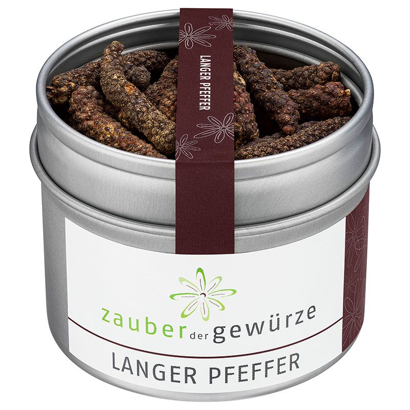 Zylindrische Dose mit "Zauber der Gewürze Langer Pfeffer". Dunkelbraune Pfefferkörner ragen aus der Dose.