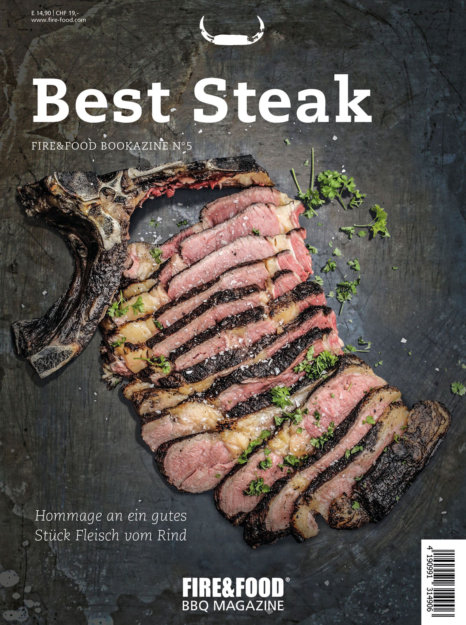 Aufgeschnittenes Steak auf einem dunklen Untergrund. Das Fleisch ist rosa und mit Kräutern garniert. Titel: Best Steak, Magazin.