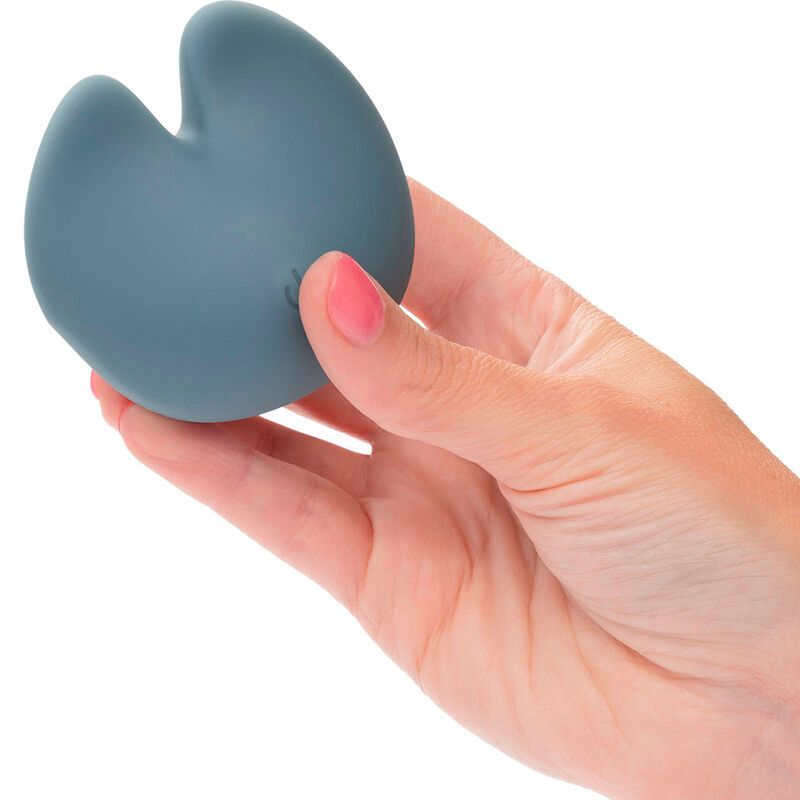 Blaues, herzförmiges Produkt mit Ein-/Ausschalter, gehalten in einer Hand. Rosa lackierte Fingernägel.
