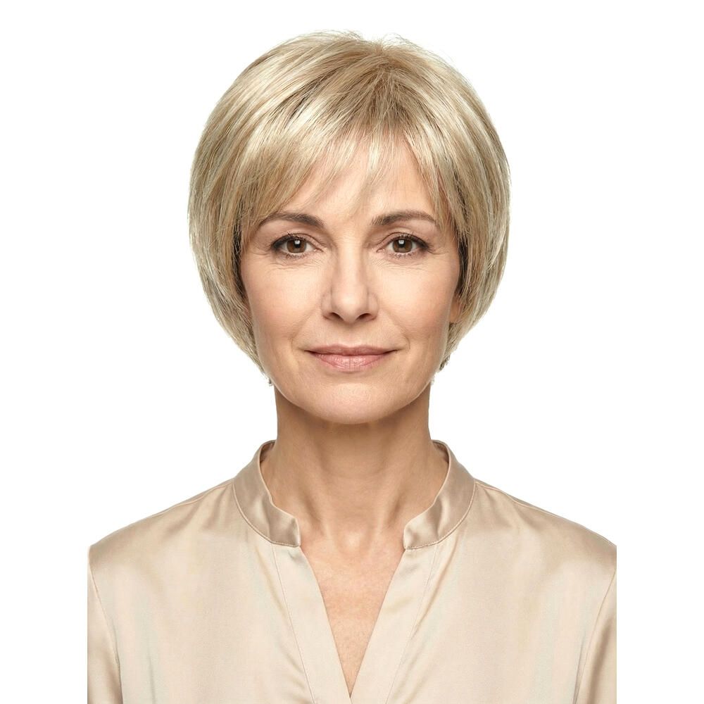 Perücke Victoria, blond, mit Pony. Frau mit Perücke, Frontansicht. Kurzes, gestuftes Haar.