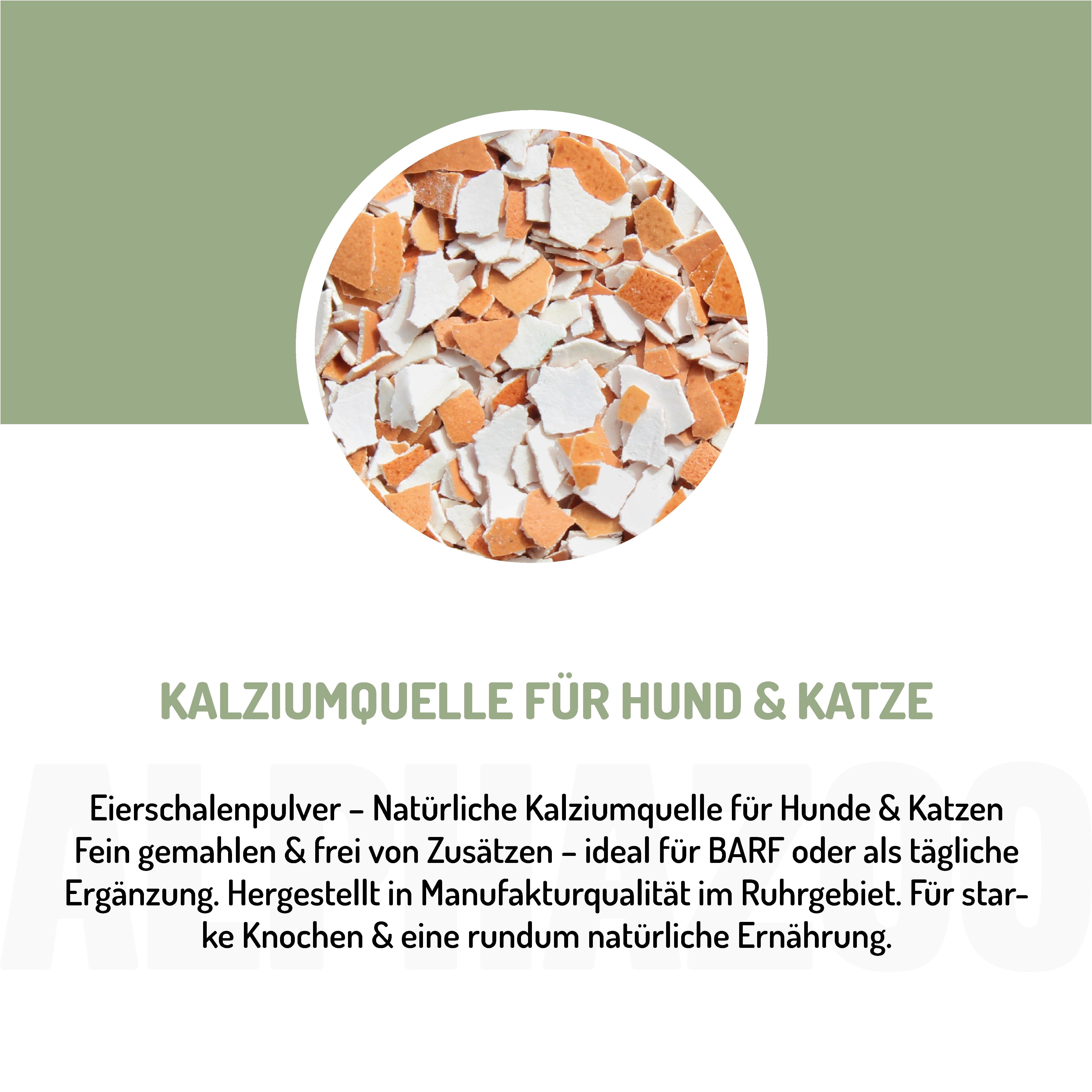 Nahaufnahme von zerbrochenen Eierschalen. Text: Kalziumquelle für Hund & Katze. Eierschalenpulver - Natürliche Kalziumquelle für Hunde & Katzen.