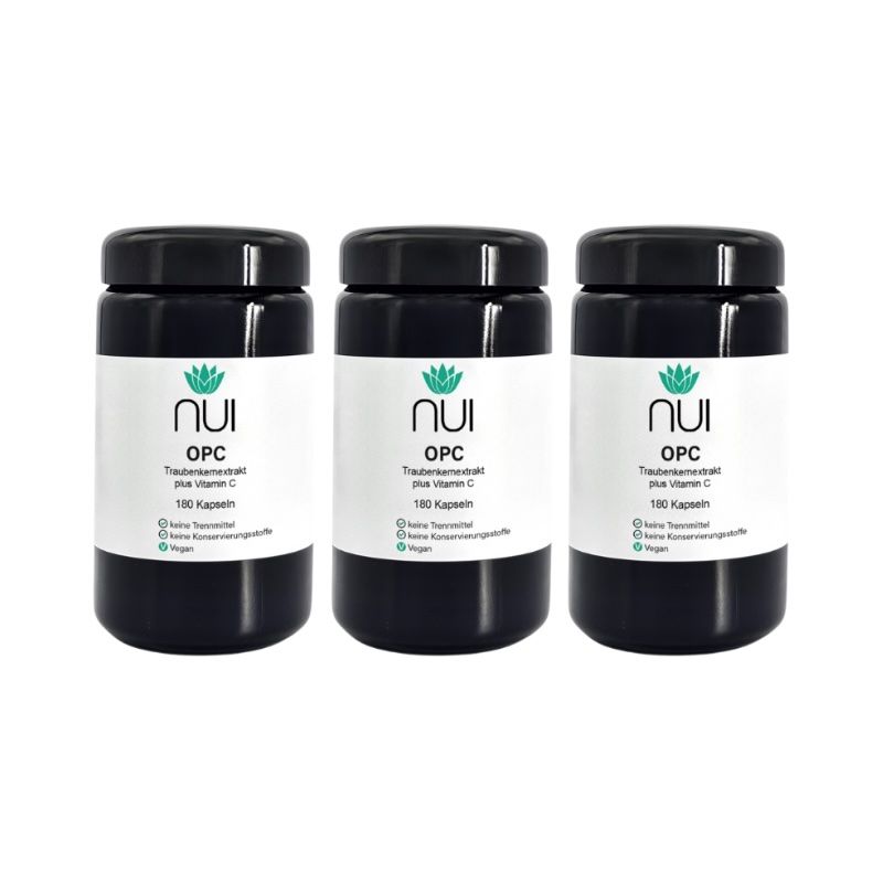 Drei schwarze Dosen mit weißem Etikett. Auf dem Etikett steht "nui OPC Traubenkernextrakt plus Vitamin C".