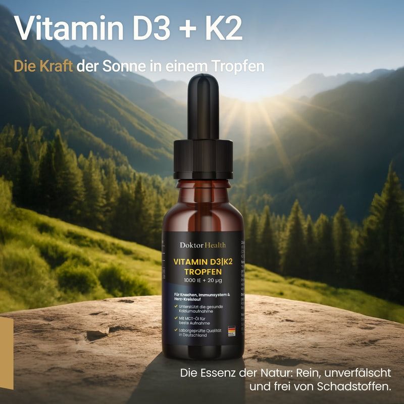 Braune Glasflasche mit schwarzem Deckel und Pipette. Aufschrift: Vitamin D3 + K2 Tropfen. Hintergrund: Landschaft mit Bergen und Sonne.