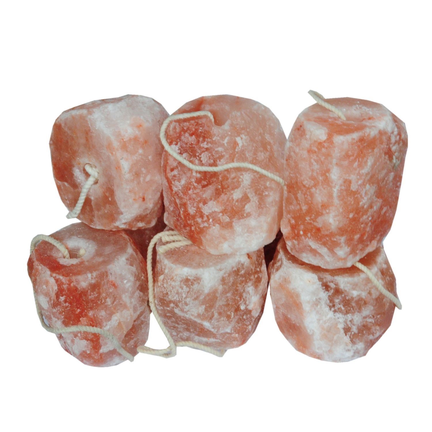 Mehrere rosa Lecksteine mit Schnur. Geformt wie Würfel. Auf weißem Hintergrund.