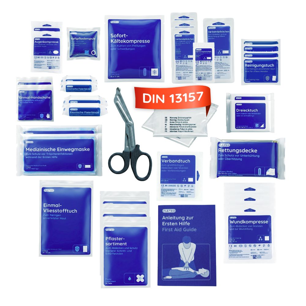 Verschiedene Erste-Hilfe-Materialien, darunter Verband, Schere, Maske, Pflaster. Text: DIN 13157. Anleitung zur Ersten Hilfe.