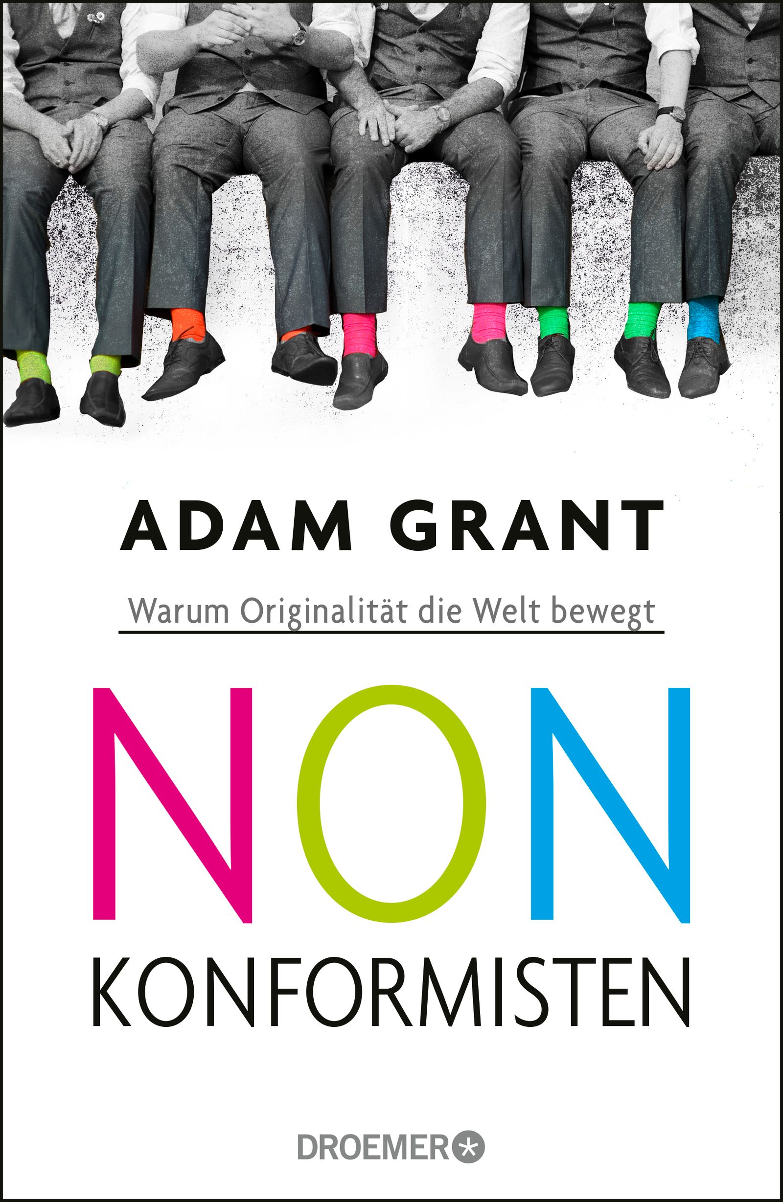 Buchcover mit Titel NONKONFORMISTEN. Autor Adam Grant. Männer in Anzügen mit bunten Socken sitzen auf einer Mauer.