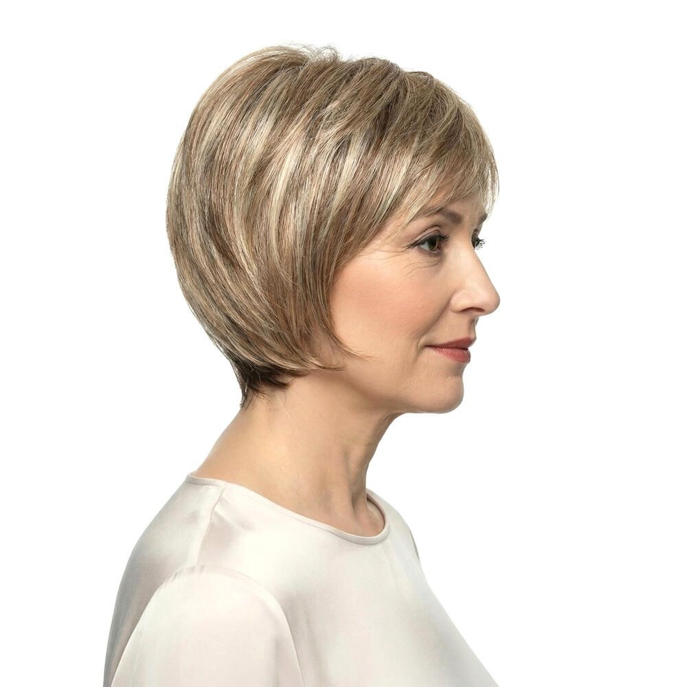 Perücke Nizza von DELUXE. Blond-braune Kurzhaarperücke. Seitenansicht einer Frau, die die Perücke trägt.