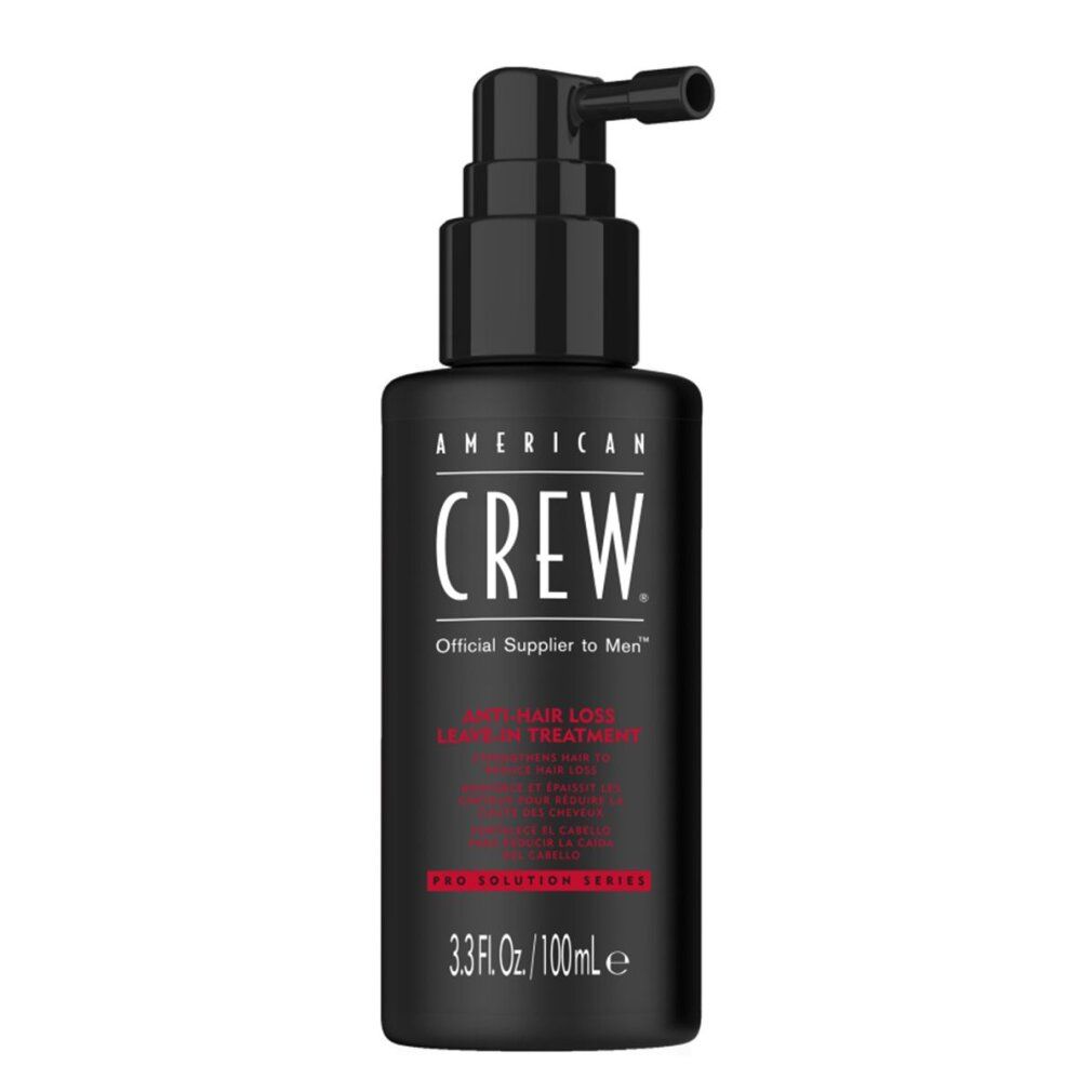 Schwarze Flasche mit Pumpkopf. Aufschrift: AMERICAN CREW. Produktbezeichnung und Volumenangabe.