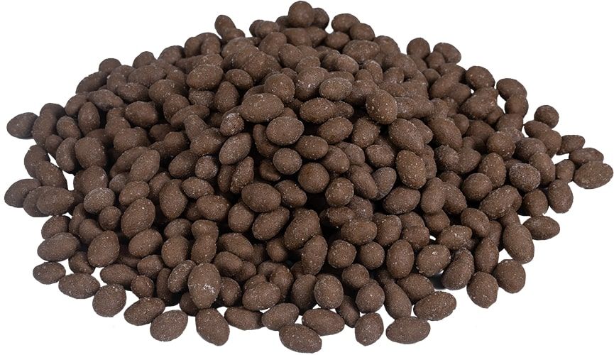 Haufen brauner, ovaler Dragees. Einzelne Dragees sind sichtbar.