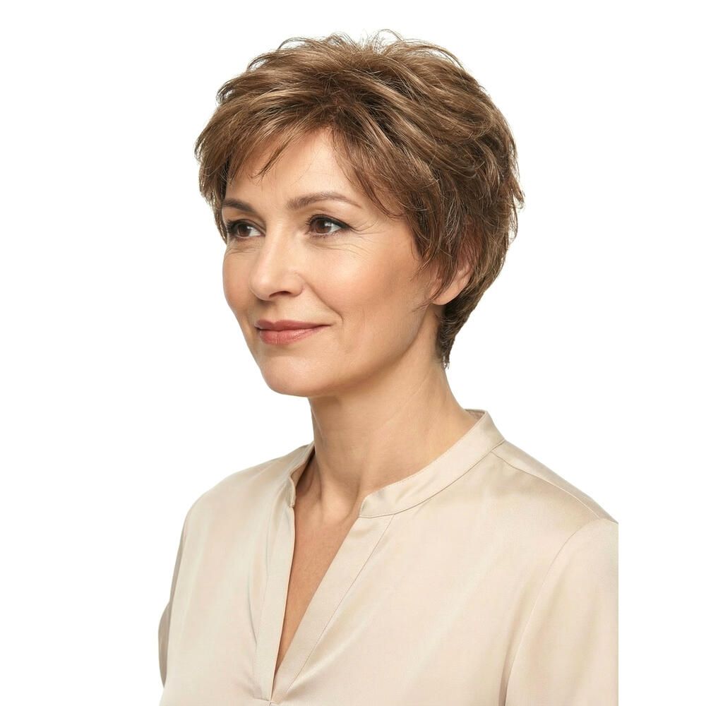 Kurzhaarperücke. Dreiviertelansicht einer Frau mit braun-meliertem Haar. Die Person trägt ein helles Oberteil.