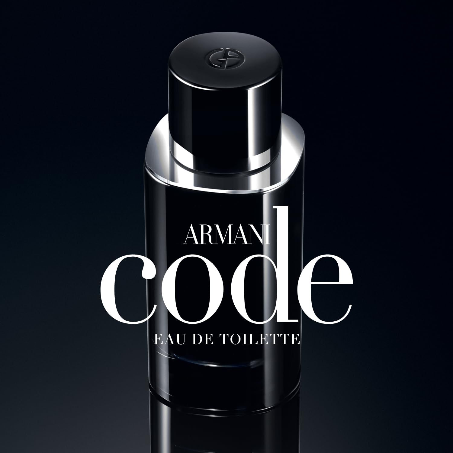 Schwarzer Flakon mit silbernem Deckel. Weißer Schriftzug "ARMANI CODE EAU DE TOILETTE".
