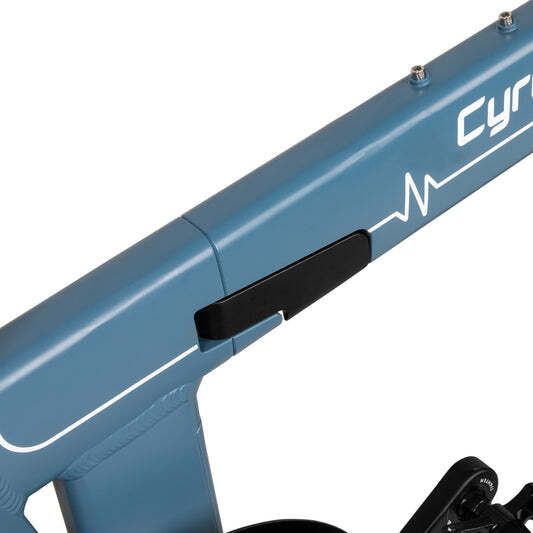 Blauer Fahrradrahmen mit weißer Grafik und schwarzem Griff. CYRUSHER-Schriftzug sichtbar.
