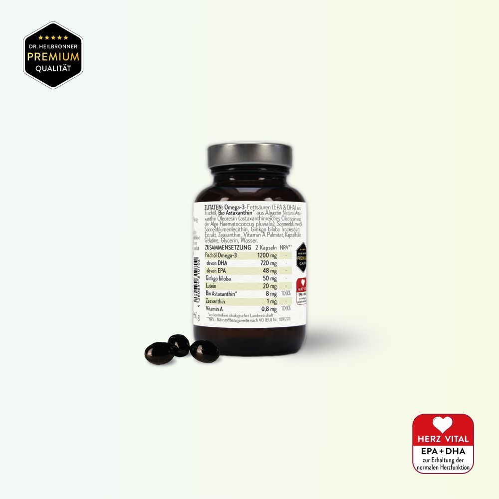 Braune Flasche mit Astaxanthin-Kapseln. Rückseite mit Inhaltsangaben. Einige Kapseln daneben. Herz Vital Logo.