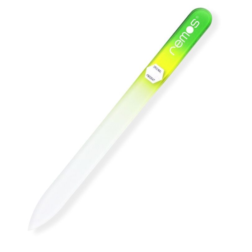 Glasnagelfeile, beidseitig, mit grünem Griff. Marke REMOS. Weiß-grüne Farbverlauf. Auf weißem Hintergrund.