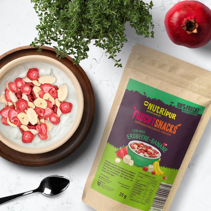 Beutel mit gefriergetrockneten Früchten neben einer Schale mit Früchten. Aufdruck: NutriPur, Frucht Snacks, Erdbeere-Banane. 25g.